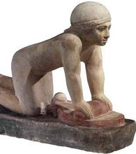 Statue einer Korn mahlenden Dienerin aus farbig gefasstem Kalkstein.