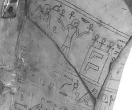 Ausschnitt einer hieroglyphischen Inschrift in Tinte auf Holz, schwarzweiß.