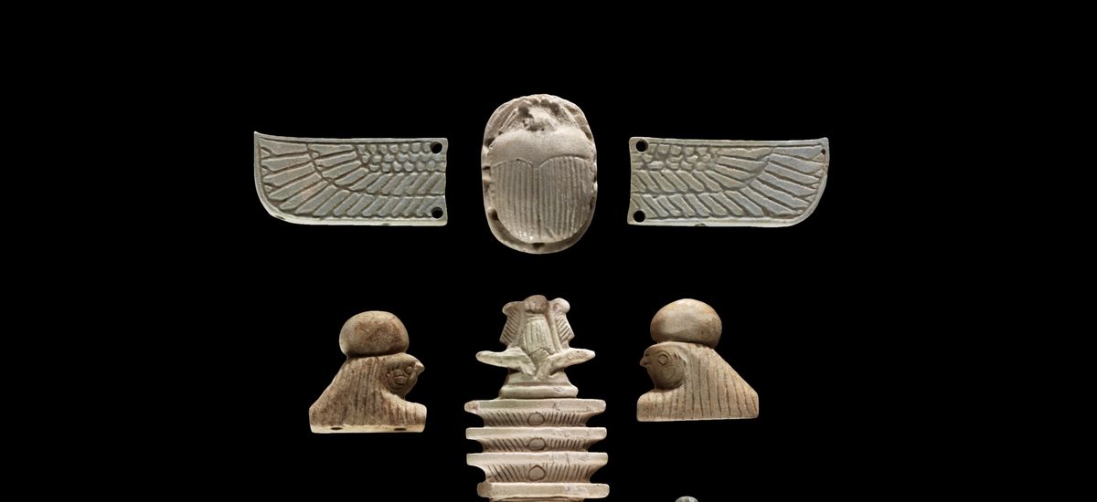 Einzelteile eines Sets von Mumienamuletten in versch. Formen