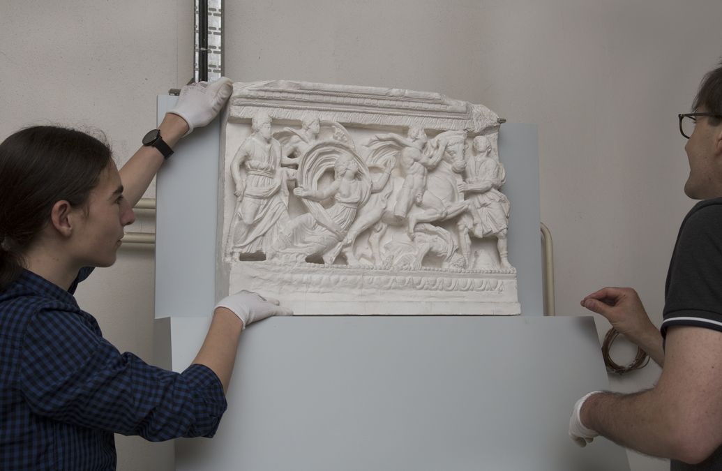 zur Vergrößerungsansicht des Bildes: Anbringung eines Gipsabguss-Reliefs zur Ausstellung "Eine Grabkammer der Etrusker erleben - Die Grabkammer Francois als Reproduktion"
