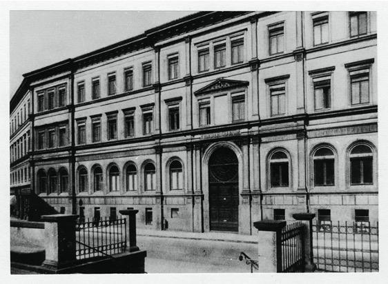 Fridericianum in der Schillerstraße. 1943 zerstört. Das Erdgeschoss beherbergte von 1843 bis 1881 die Archäologische Sammlung.