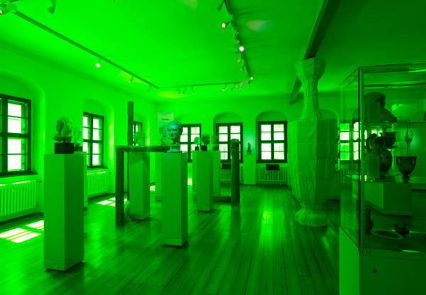 zur Vergrößerungsansicht des Bildes: Der Marmorsaal des Antikenmuseums im grünen Licht der Installation von Julian Irlinger (Foto: Marion Wenzel)