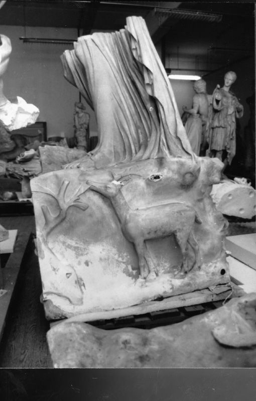 zur Vergrößerungsansicht des Bildes: Schwarz-Weiß Foto eines Teilabgusses des Toro Farnese mit einem Unterkörper einer weiblichen Figur in der Gipsabguss-Sammlung.