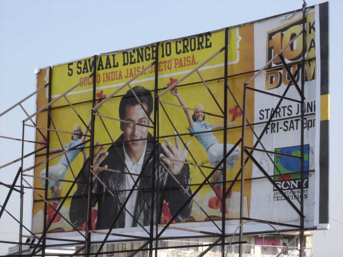 zur Vergrößerungsansicht des Bildes: Rückseite eines Werbeplakates, Kalkutta, Indien, 2009, Foto: Ira Sarma