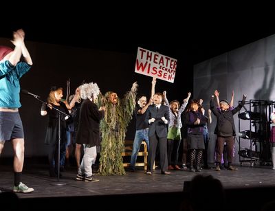 Studierende des Institus für Theaterwissenschaft als Maskenfiguren auf der Bühne des Schauspiel Leipzig