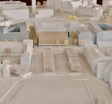 Zu sehen ist das Architektenmodell des Global Hub im Ensemble der künftigen Bebauung des Wilhelm-Leuschner-Platzes.