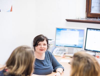 Student mentor Michaela Vitzky advises two students in her office