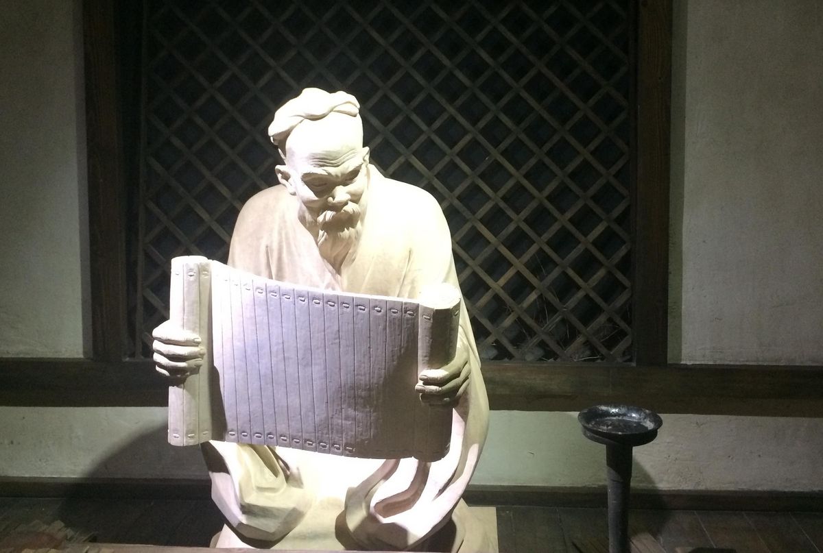 Konfuzius liest eine Bambus-Schriftrolle, Foto: Merle Schatz