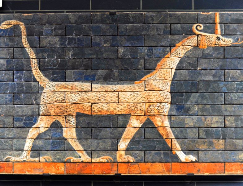 Ausschnitt des Ischtar-Tores aus Babylon mit Muschhuschschu Drachen. Foto: Colourbox.