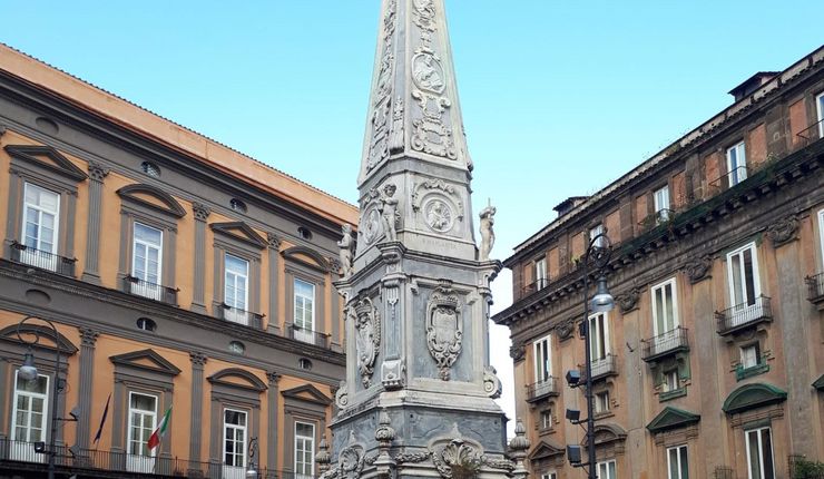Die Perspektive vom Piazza San Domenico Maggiore auf eins der Gebäude unserer Partneruniversität L’Orientale in Neapel. 