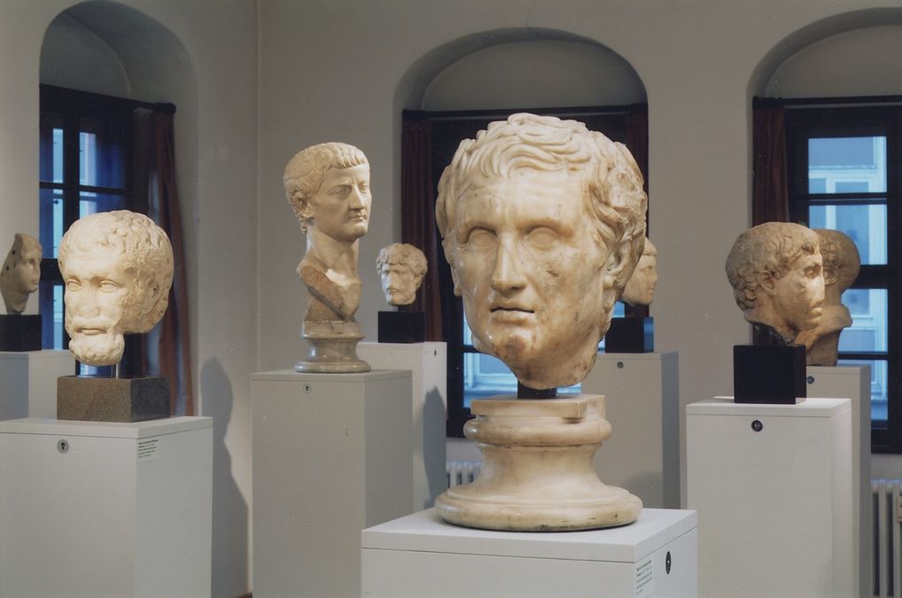 zur Vergrößerungsansicht des Bildes: Marmorporträts griechischer Dichter und Denker, eines römischen Kaisers und von Privatpersonen.