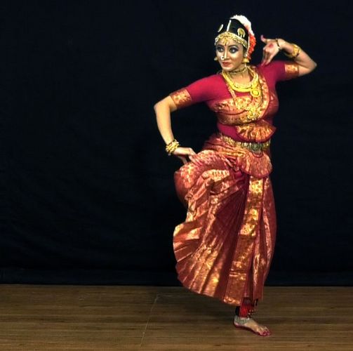 Farbfotoaufnahme der Bharatnatyam- und Kreativtänzerin und Lehrerin Oindrila Roy Mallick in traditionellem Gewand vor schwarzem Hintergrund, Foto: Oindrila Roy Mallick.