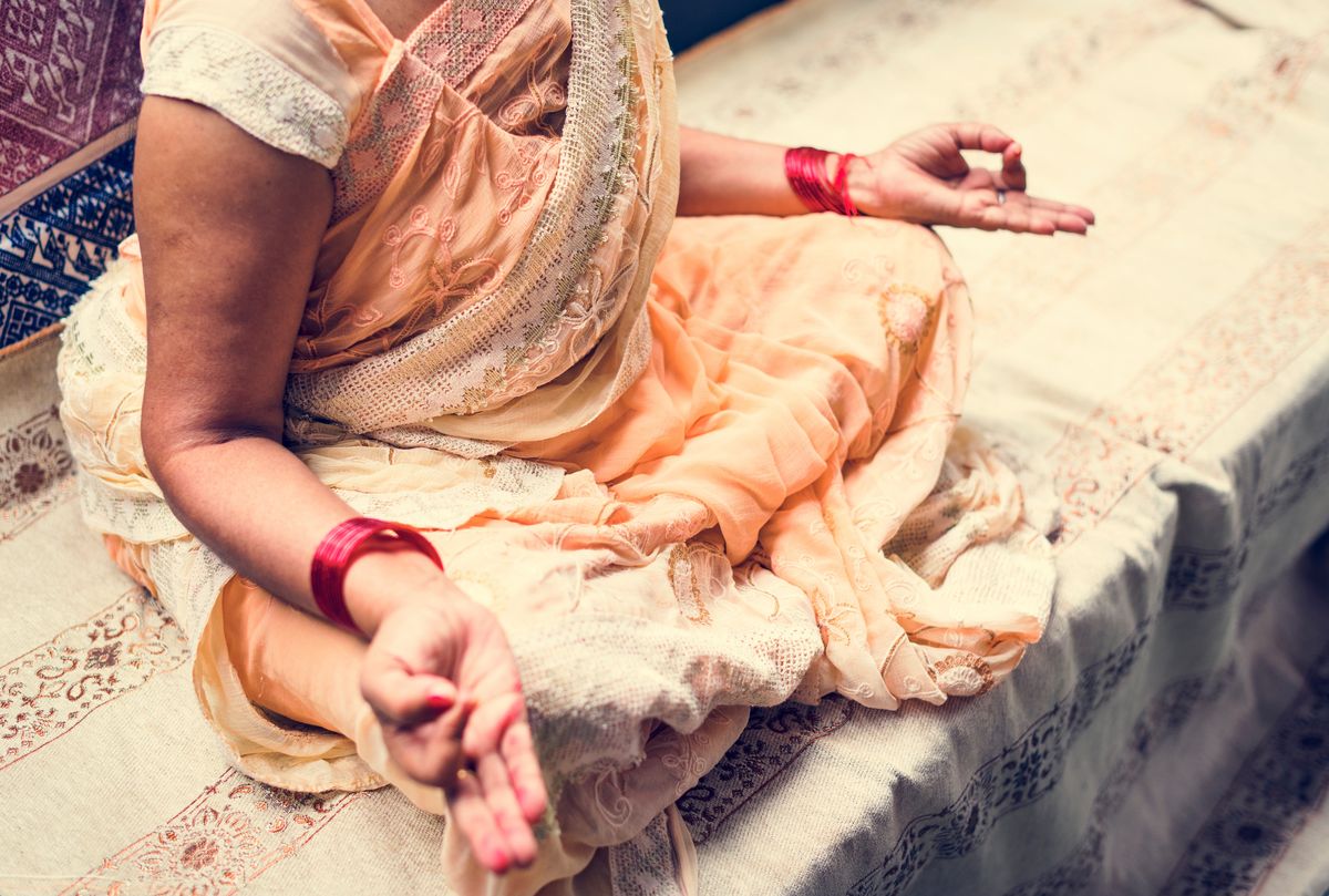 zur Vergrößerungsansicht des Bildes: Farbfotoausschnitt einer meditierenden Inderin, Copyright Adobe Stock, Foto: Rawpixel Ltd.