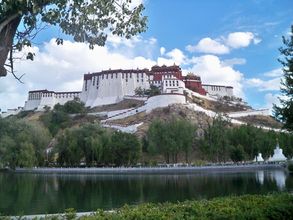 Blick über den Lukhang-Teich auf den Berg mit dem Potala Palast in der tibetischen Hauptstadt Lhasa, 2008, Fotograf: Franz Xaver Erhard
