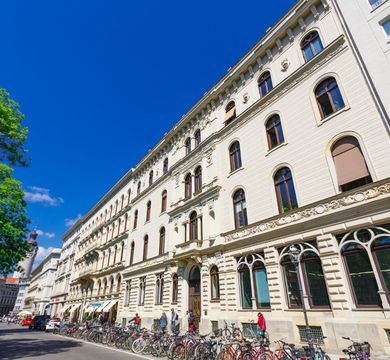Ansicht des Gebäudes der Fakultät für Geschichte, Kunst und Orientwissenschaften (GKO) in der Schillerstraße