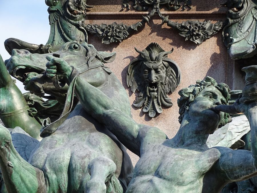 Nahaufnahme zweier Figuren des Mendebrunnens vor dem Gewandhaus in Leipzig: Triton bläst in ein Muschelhorn und hält in der anderen Hand die Zügel eines sich aufbäumenden Hippokampos