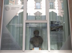 Mittleres Fenster der Schaufenstergalerie in der Ritterstraße 14 mit einer Büste des Kaisers Marc Aurel.