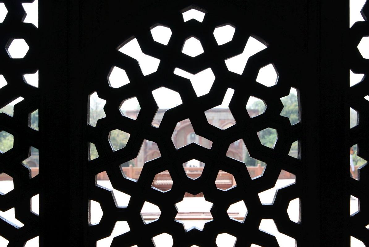 zur Vergrößerungsansicht des Bildes: durchbrochenes Fenster mit kunstvollen Verzierungen am Humayun-Grab, Delhi, Indien, 2013, Foto: Ira Sarma