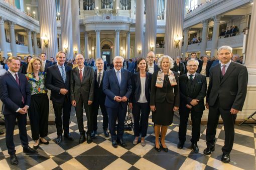 Gruppenbild von der Eröffnung des Deutschen Historikertags mit Bundespräsident Bundespräsident Frank-Walter Steinmeier