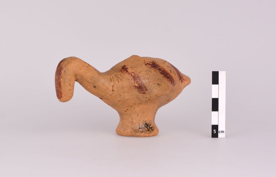 zur Vergrößerungsansicht des Bildes: Zu sehen ist eine Vogelrassel aus der Frühen Eisenzeit