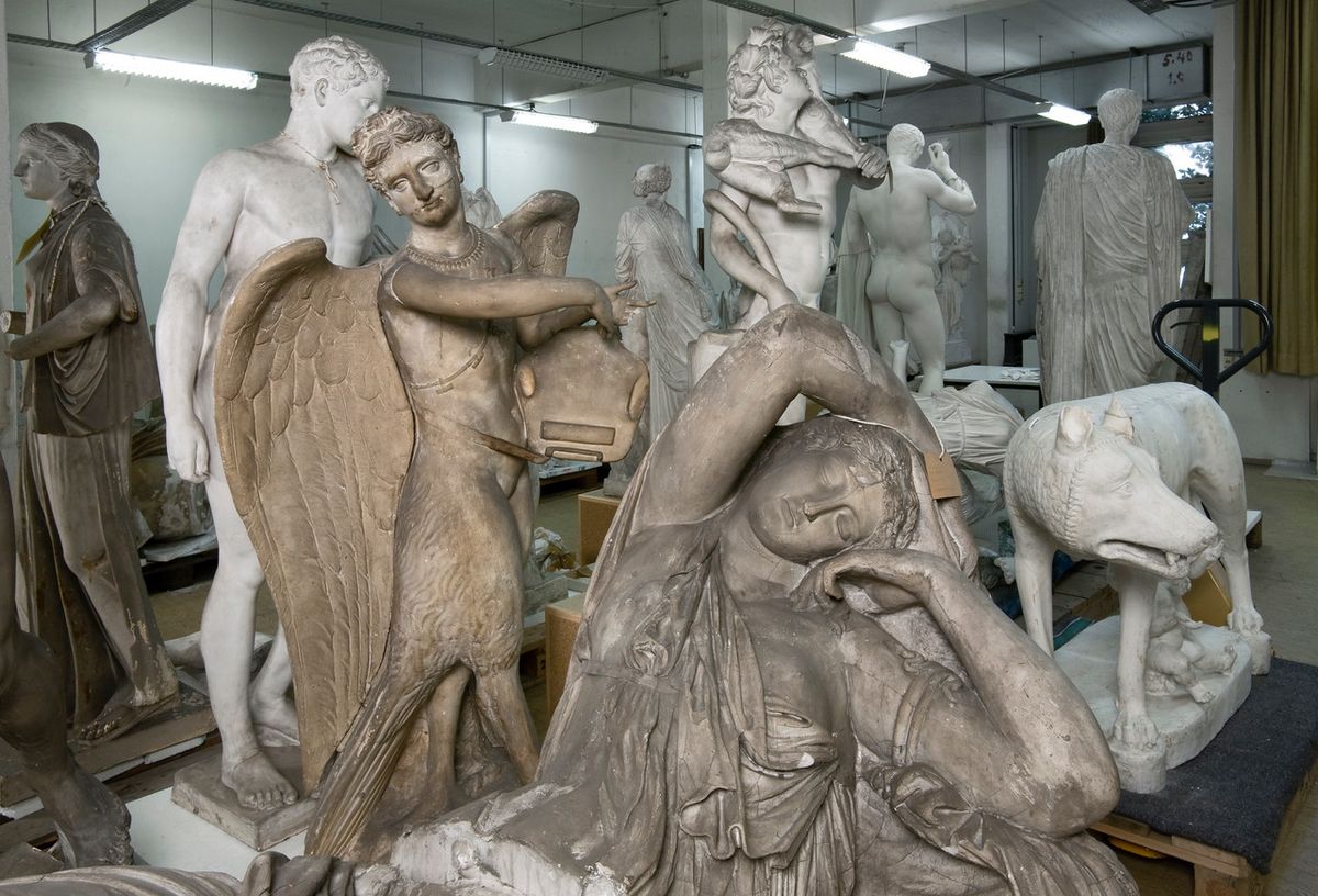 zur Vergrößerungsansicht des Bildes: Verschieden Gipsabgüsse von antiken Skulpturen im Depot des Antikenmuseum, Foto: Marion Wenzel