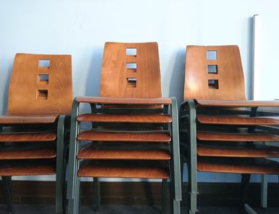 Gestapelte Stühle im Seminarraum 302 in der Schillerstraße 14 während des Lockdowns im Sommer 2020.