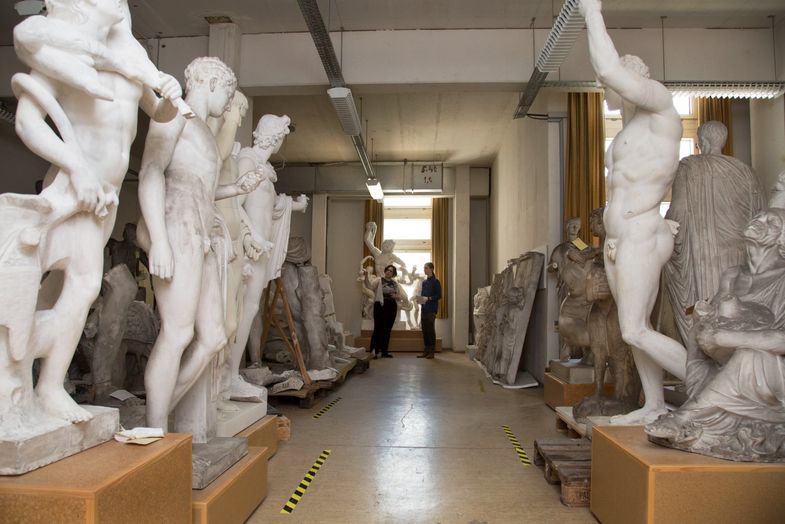 Einblick in die Gipsabguss-Sammlung des Antikenmuseum mit Skulpturen die einen Gang säumen. Foto: Marion Wenzel