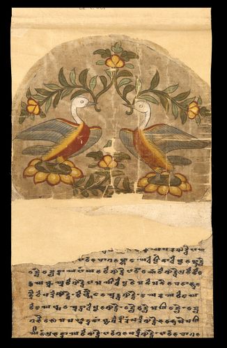 Das Bild zeigt den Teil einer bemalten Schriftrolle, der zwei einander gegenüberstehende Gänse auf Lotusblumen darstellt. Unter der farbigen Illustration sind in Sanskrit geschriebene Textfetzen zu sehen.
