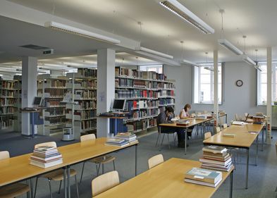 Im Lesesaal der Bibliothek Kunst, einer Zweigstelle der Universitätsbibliothek Leipzig, arbeiten Studierende und Mitarbeiter.
