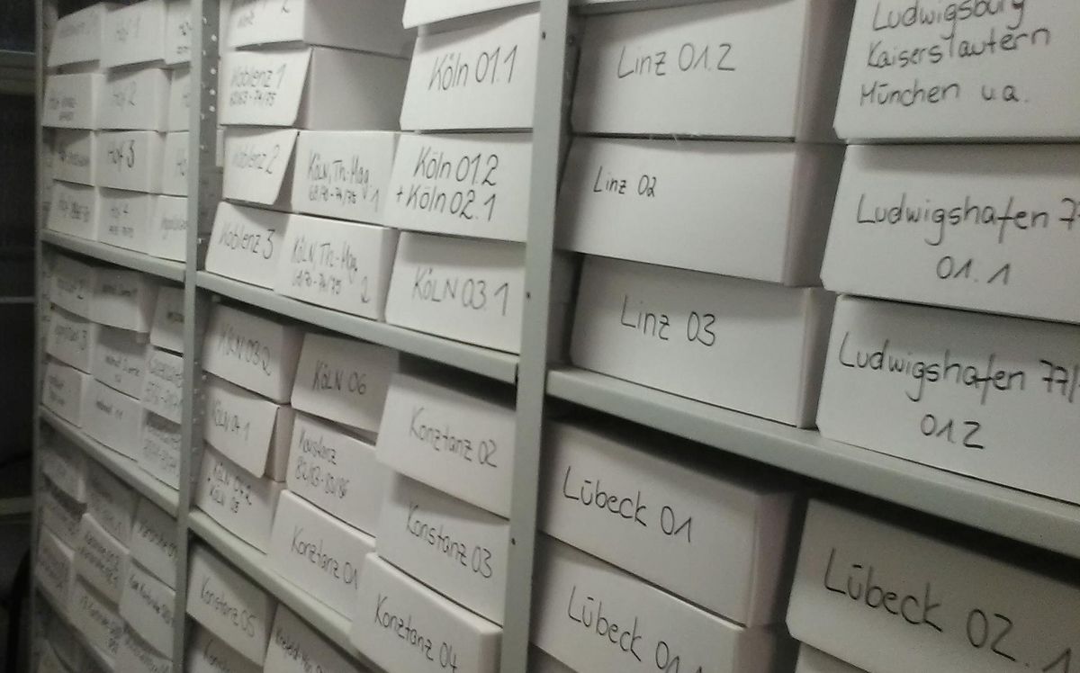 Regal mit beschrifteten Archivschachteln