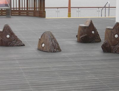 Kunst im öffentlichen Raum: Skulpturen aus dem Boden ragender Fische, die nach Luft schnappen. Wir befinden uns auf dem Umihotaru Observation Deck der Tōkyō-wan Aqua Line.