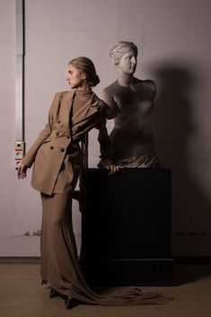 Model steht neben einem Gipsabguss des Oberkörpers der Venus von Milo