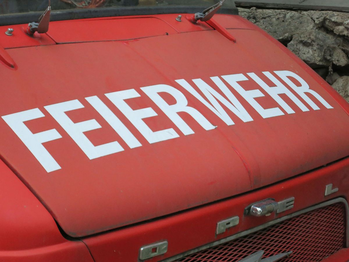 Rotes Fahrzeug mit der Aufschrift "Feierwehr" auf der Kühlerhaube