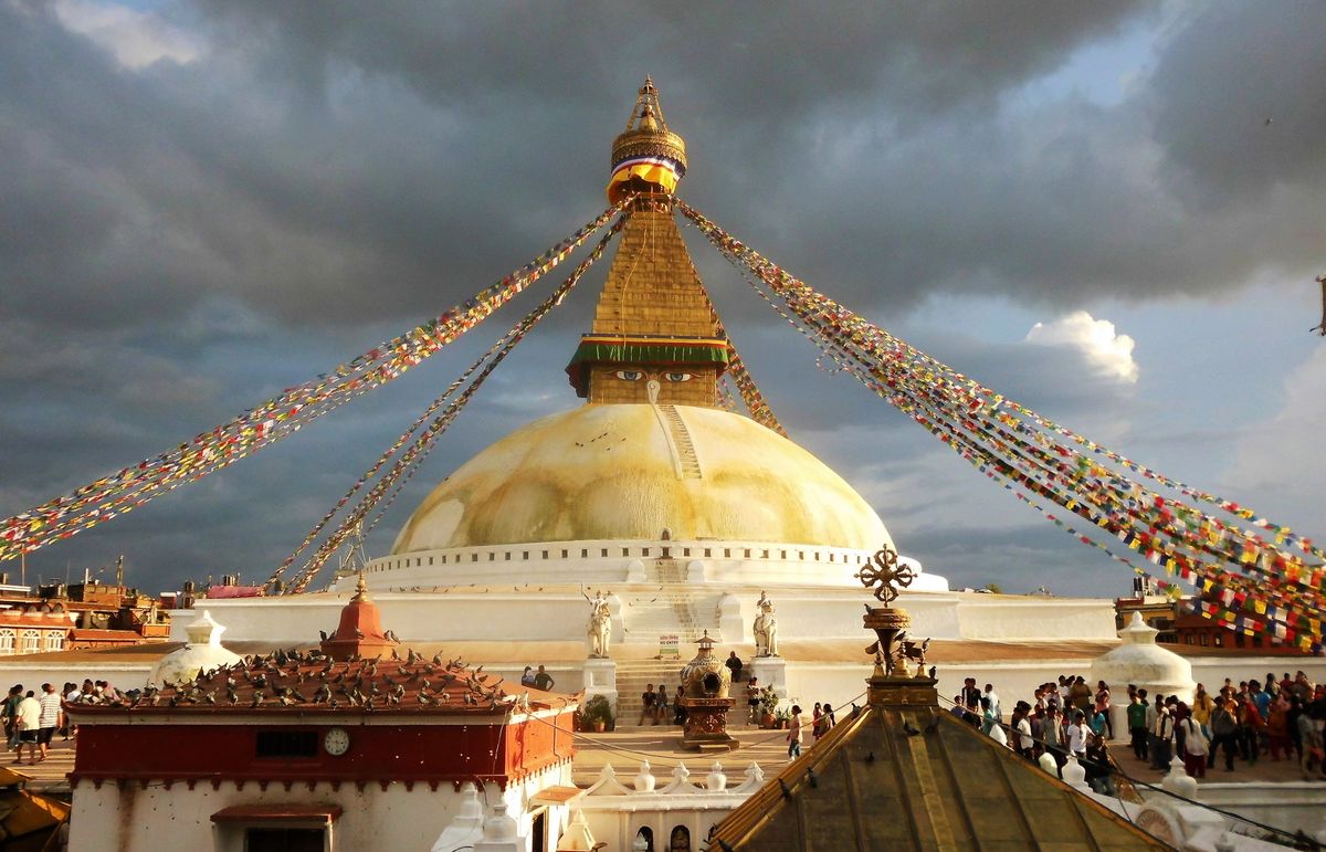 zur Vergrößerungsansicht des Bildes: Frontalansicht der buddhistischen Tempelanlage Boudhanath Stupa in Kathmandu, Foto: Prof. Jowita Kramer