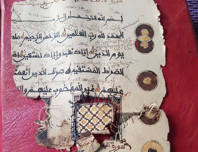 Die erste Seite des Korans von Mamadou Chétima (Zinder/Niger). Hier ist die erste Sure al- fâtiha des Korans, die fette Schrift ist in Arabisch, die Übersetzung zwischen den Zeilen in Old Kanembu.