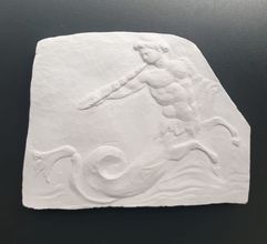 Weißer Gipsabguss mit Triton, einem Meermischwesen aus Mensch, Pferd und Seeschlange, das ein Muschelhorn hält.