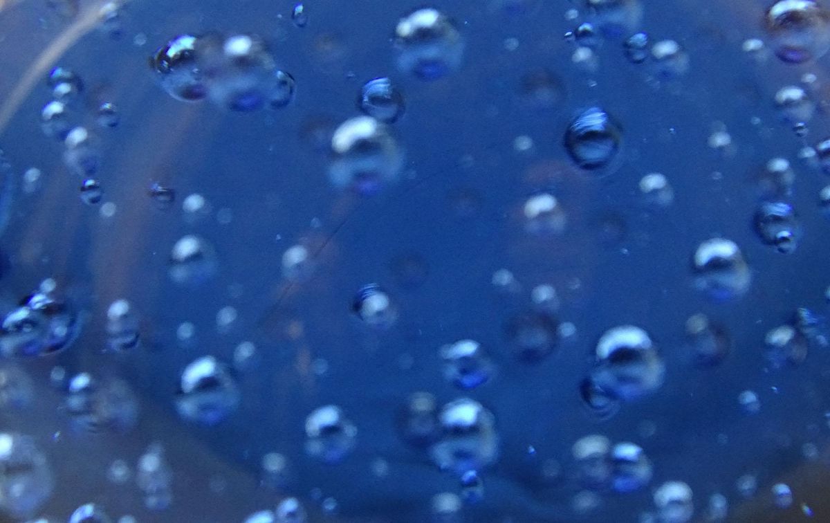 Blaue Glaskugel mit Lufteinschlüssen