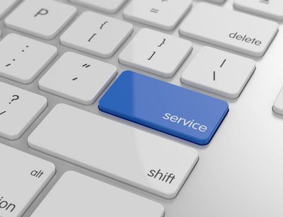 Weiße Computertastatur, im Zentrum des Bildes eine einzelne blaue Taste, auf der das Wort „Service” zu lesen ist.