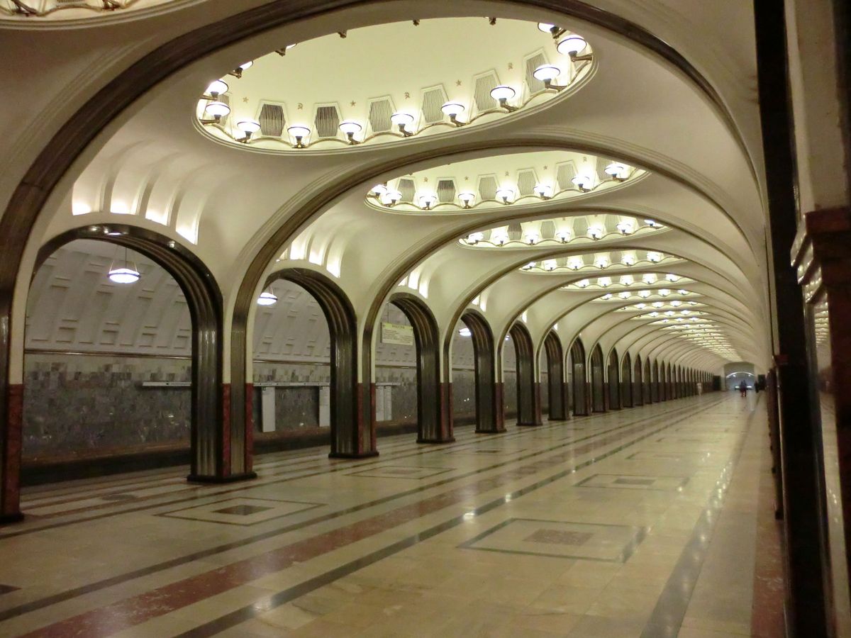 zur Vergrößerungsansicht des Bildes: menschenleere Moskauer Metrostation