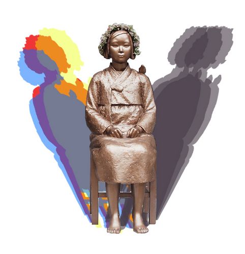 Das Bild zeigt eine sitzende Friedensstatue mit grauen Schatten auf der rechten und bunten Schatten auf der linken Seite.