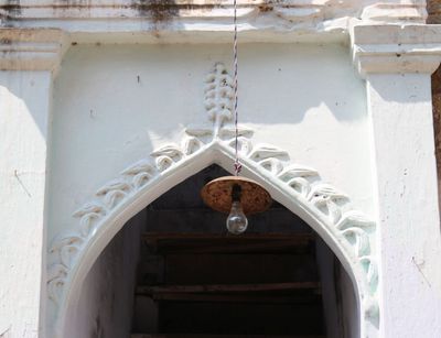 verzierter steinerner Tobogen mit einer Hängelampe, Residenz Lucknow, Indien, 2013, Foto: Ira Sarma
