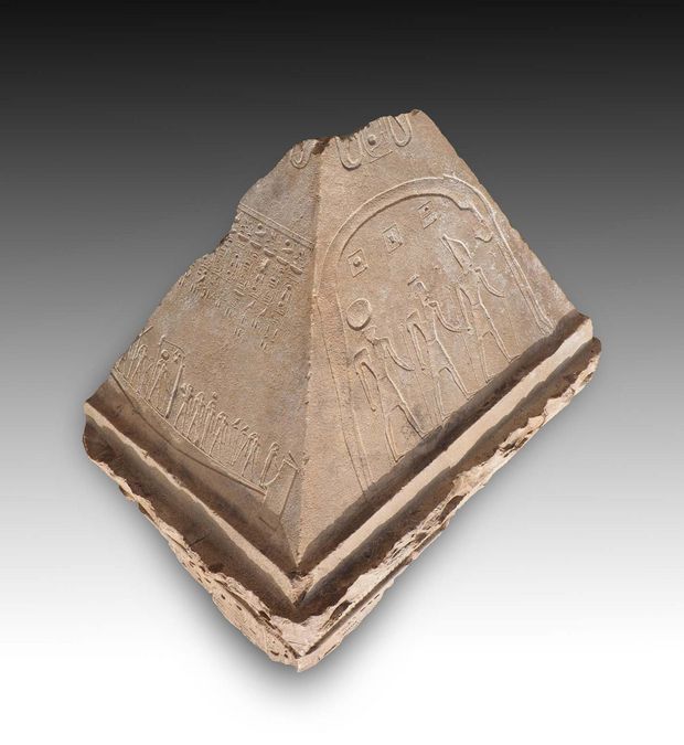 zur Vergrößerungsansicht des Bildes: Pyramidenförmiger Stein mit Inschrift