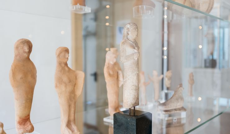 Nahaufnahme einer Ausstellungsvitrine mit Objekten von der Insel Zypern im Saal des Kouros von Naukratis im Antikenmuseum