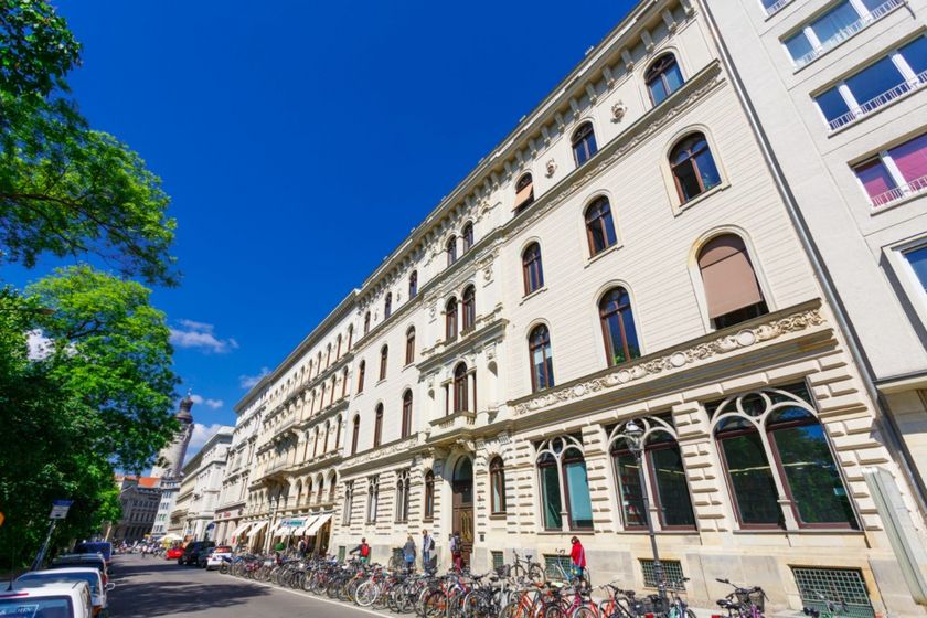 Frontfassade des Gebäudes der Fakultät für Geschichte, Kunst- und Orientwissenschaften von rechts unten fotografiert, Foto: Christian Hüller
