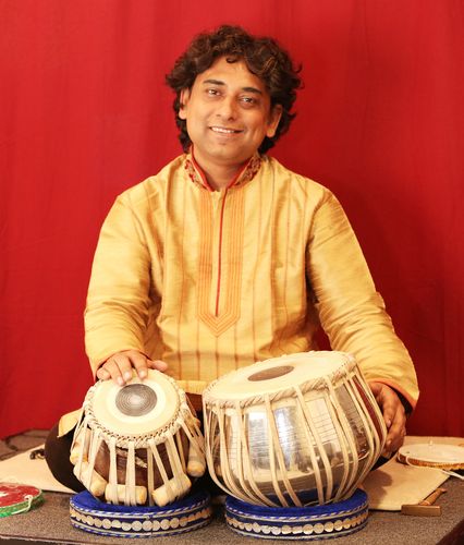 Farbfotoaufnahme des indischen Tabla-Musikers Indranil Mallick mit zwei Tablas, Foto: Indranil Mallick.