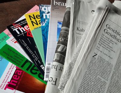 Aufgefächerte Theaterzeitschriften und Zeitungen