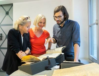 Teambild Bibliotheca Arabica (von links nach rechts Stefanie Brinkmann, Verena Klemm und Boris Liebrenz), Foto: Swen Reichhold 