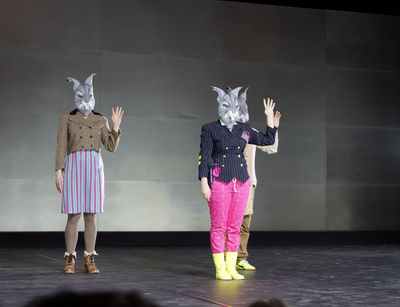 Performerinnen und Performer des Kollektivs friendly fire mit Tiermasken auf der Bühne des Schauspiel Leipzig