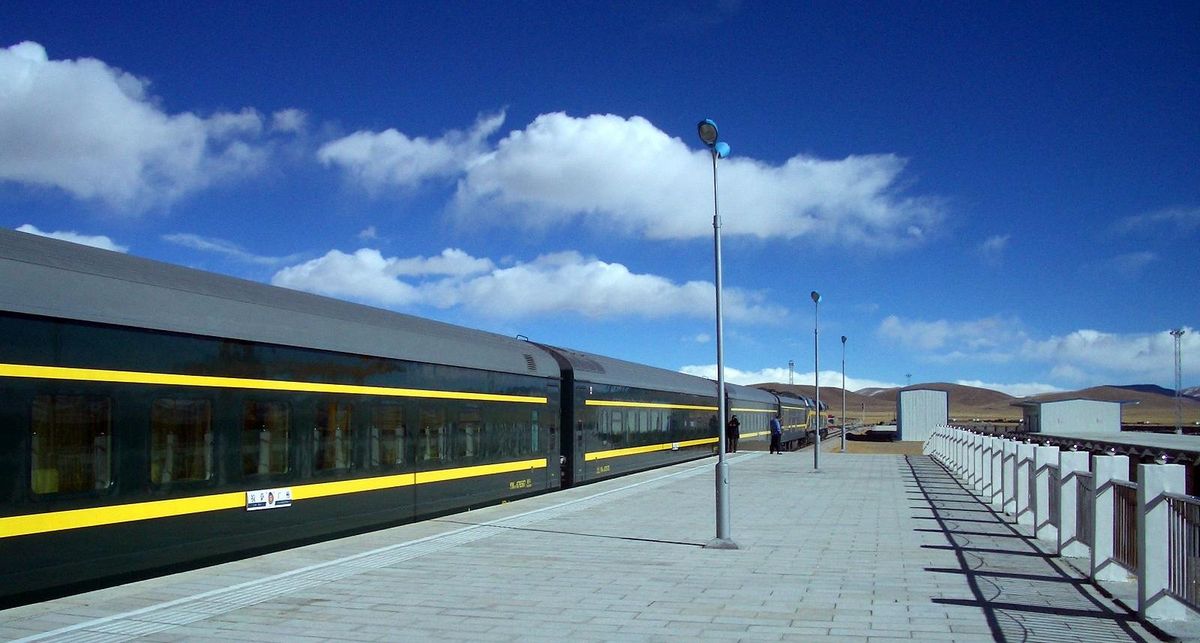 zur Vergrößerungsansicht des Bildes: Bahnsteig unter freiem Himmel mit mehreren Personenwaggons der haltenden Tibet-Bahn, in Nag-chu, Tibet, auf 4500m, 2006 Fotograf: Franz Xaver Erhard