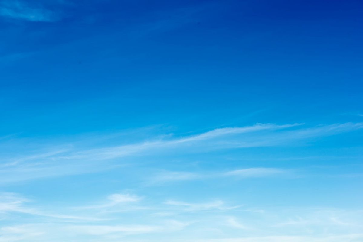zur Vergrößerungsansicht des Bildes: Das Stock-Foto zeigt einen tiefblauen Himmel mit leichter Wolkenbildung